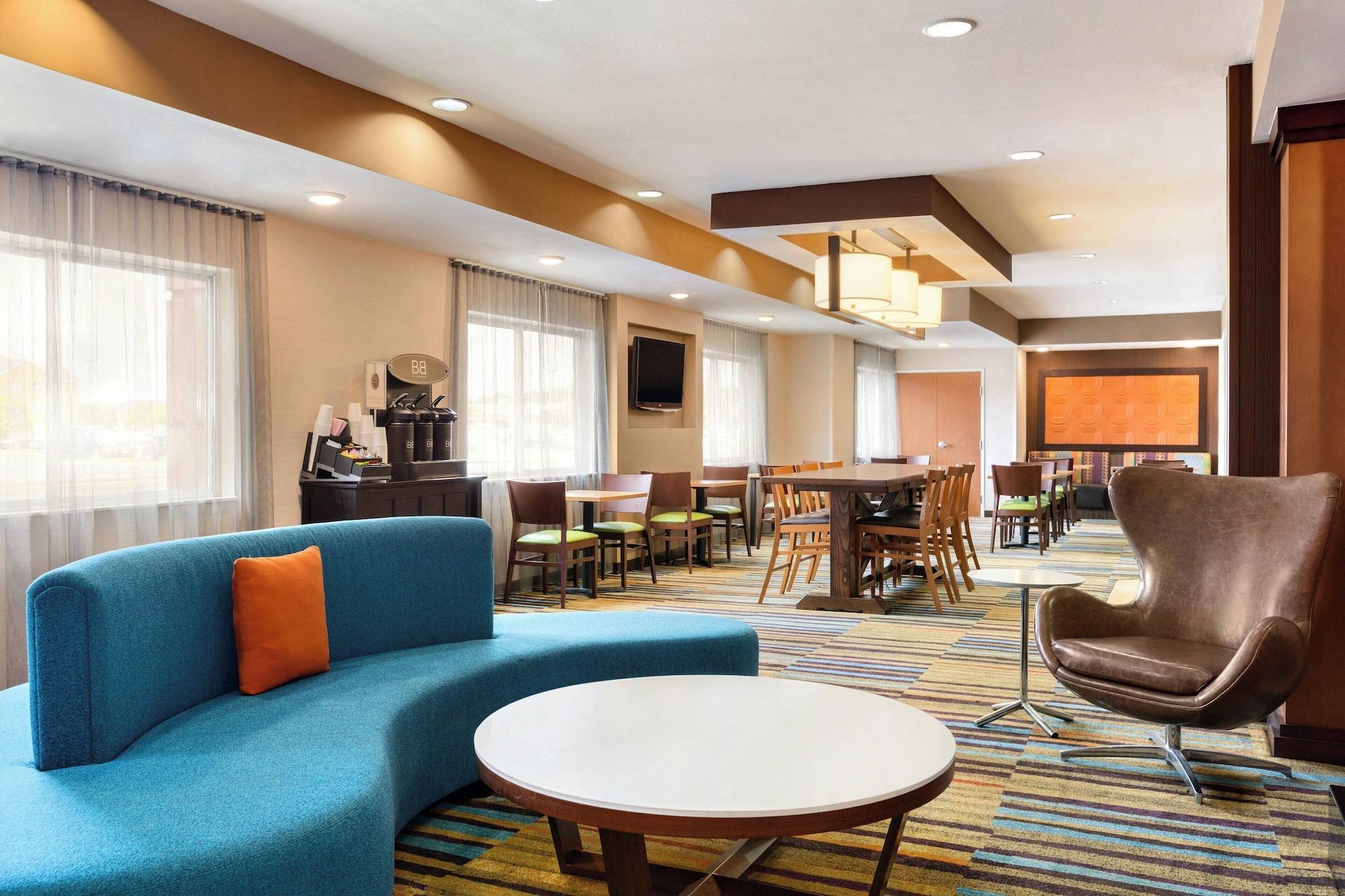 Vista Lobby Fairfield Inn & Suites Toledo Maumee