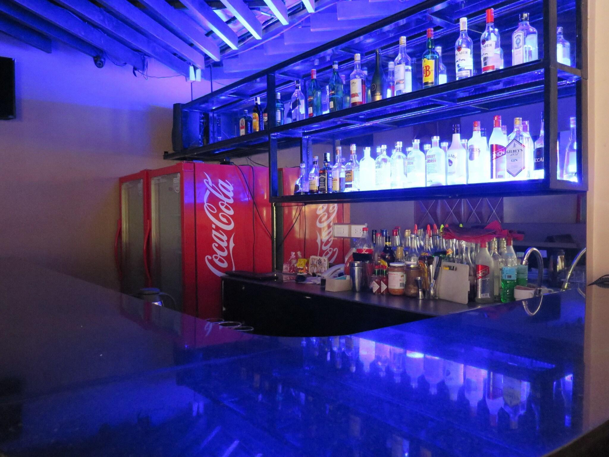 Bar/Salón Circle Inn - Iloilo City Center