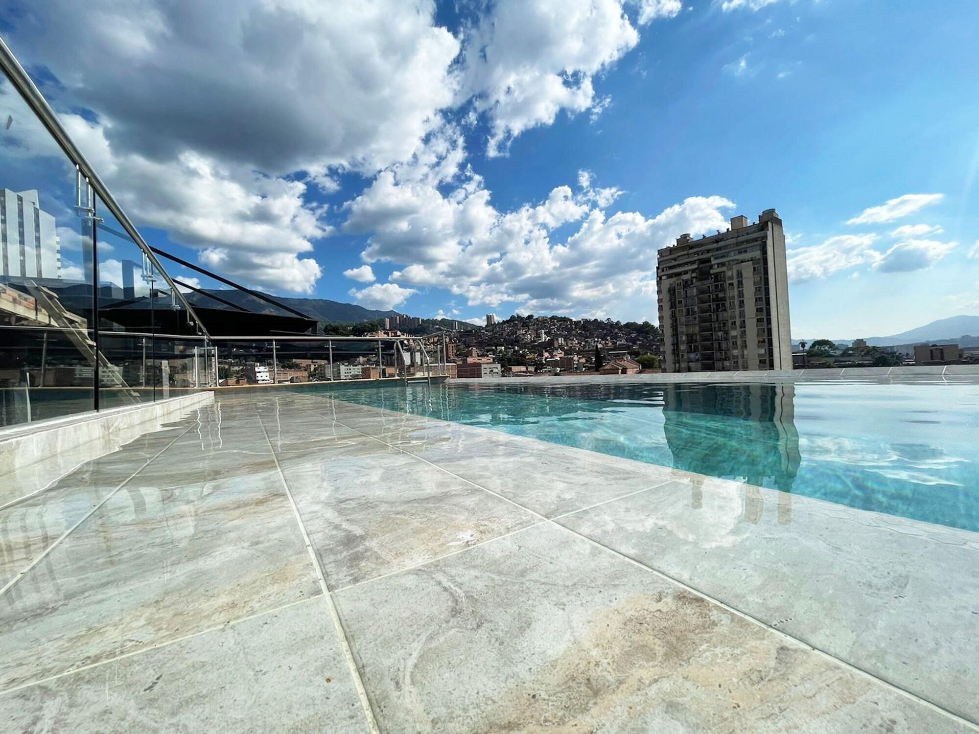 Vista Piscina Apartahotel Medellin