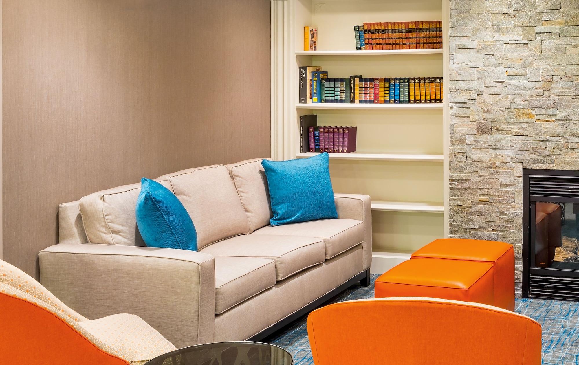 Vista Lobby Holiday Inn Express Hotel & Suites Mt. Holly by IHG