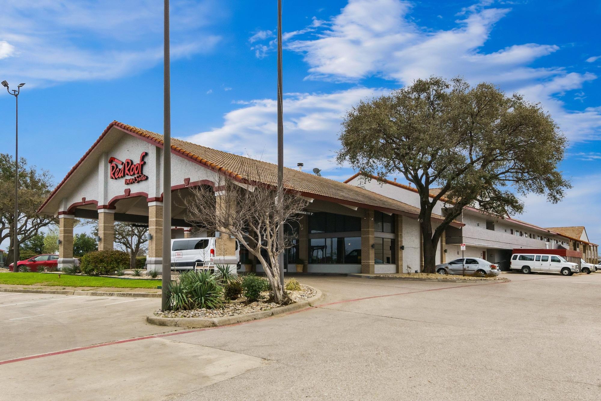 Vista Exterior Red Roof Inn & Suites Irving – DFW Airport South
