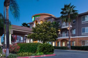 Alojamiento - Holiday Inn Express & Suites Corona by IHG