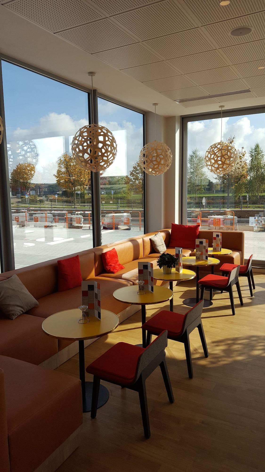 Bar/Salón ibis Styles Guyancourt Versailles