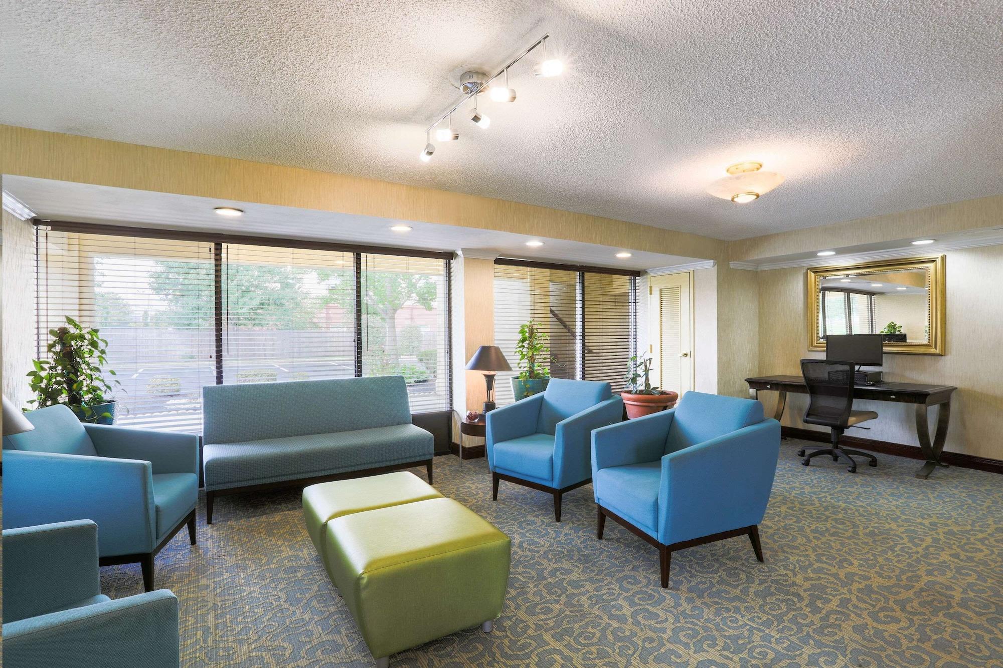 Vista Lobby Days Inn by Wyndham Newark Wilmington