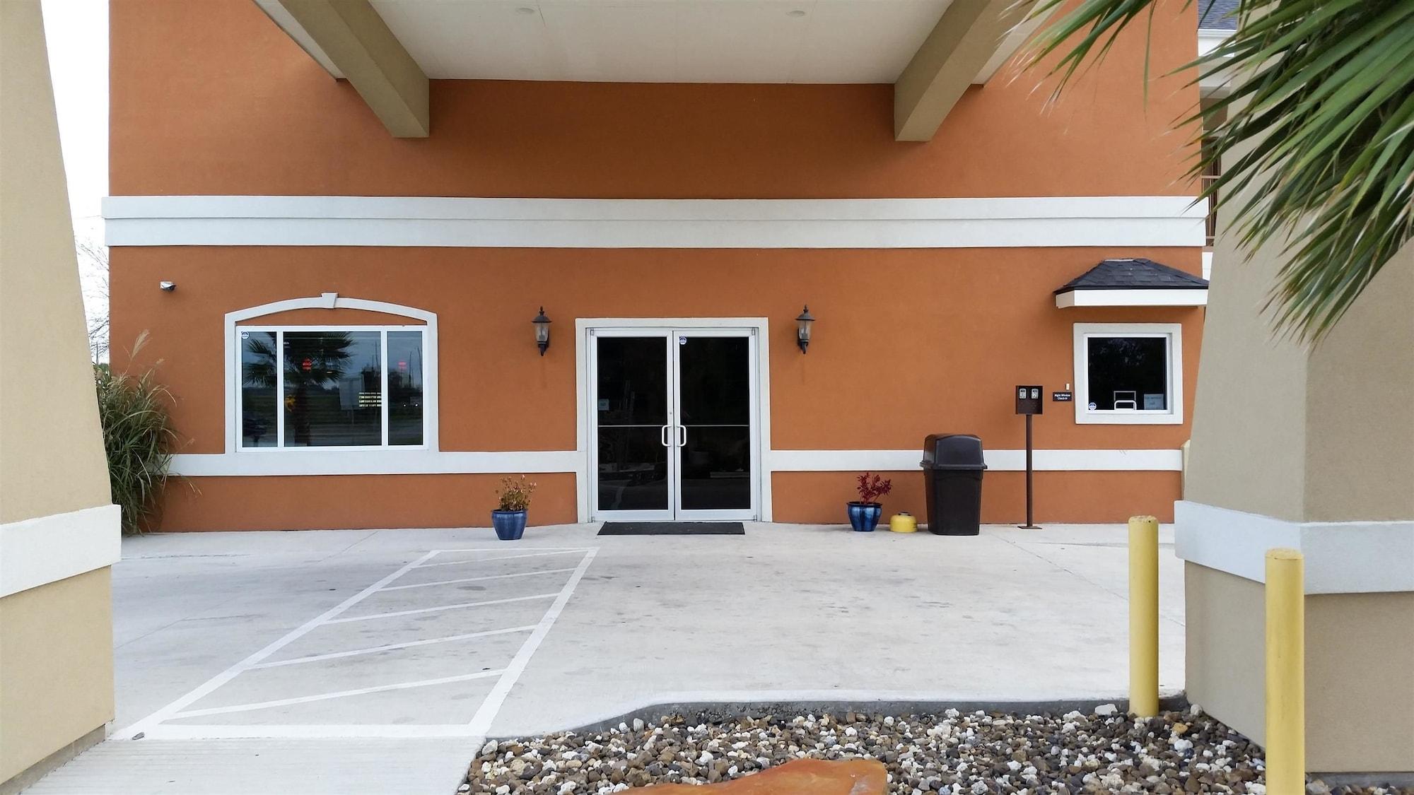 Vista Exterior Studio 6 Beeville, TX