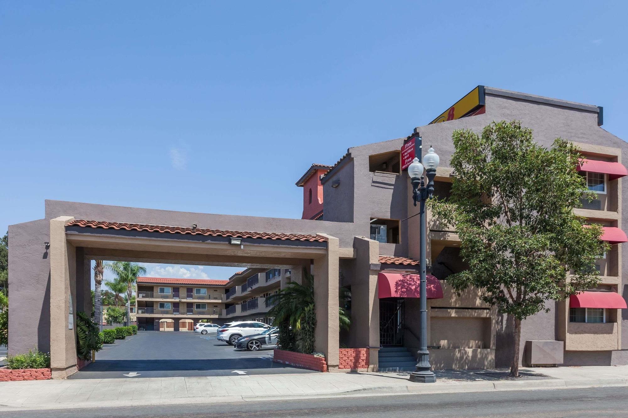 Vista Exterior Super 8 by Wyndham El Cajon/San Diego