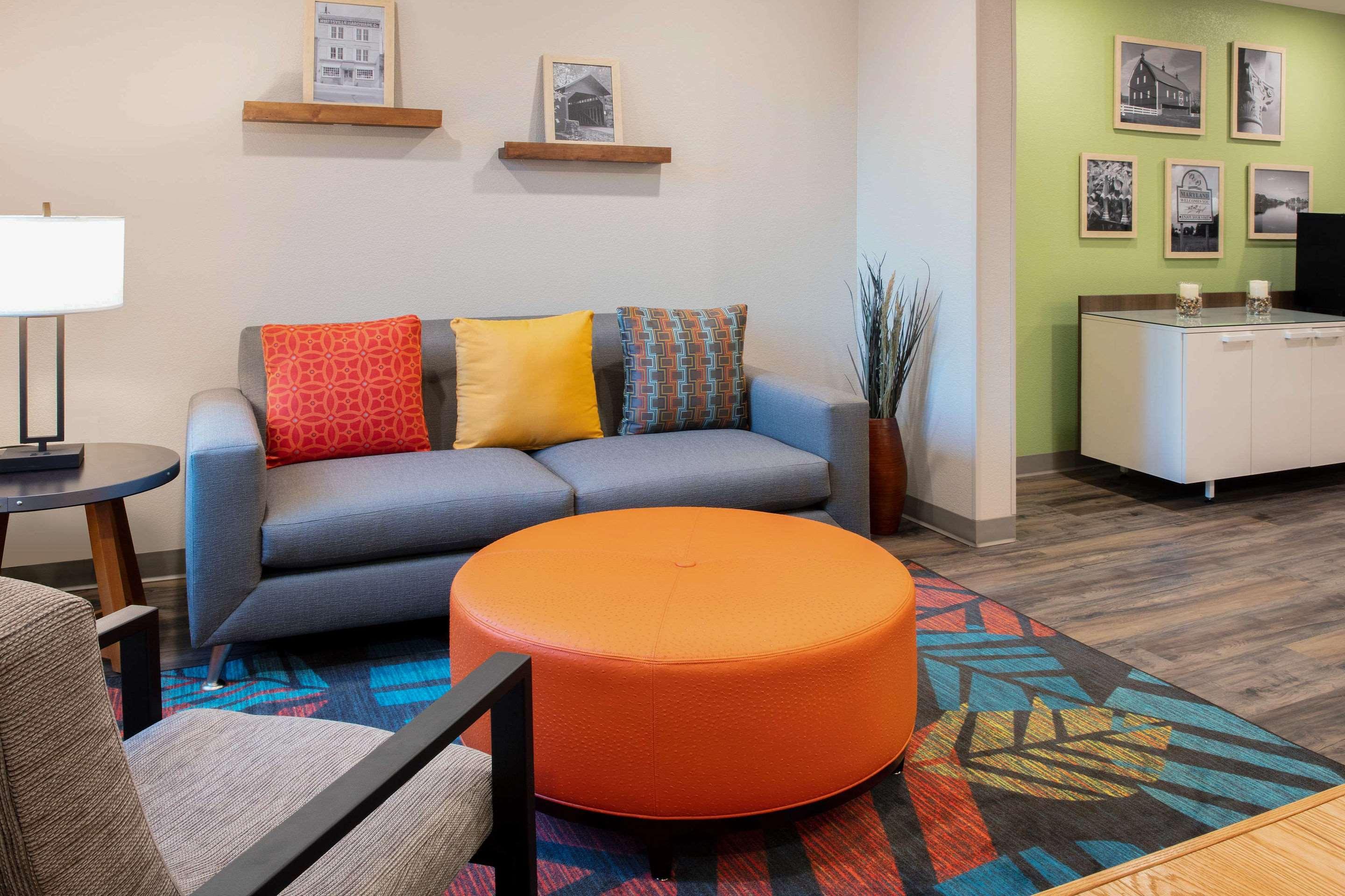 Vista Lobby WoodSpring Suites Washington DC East Arena Drive