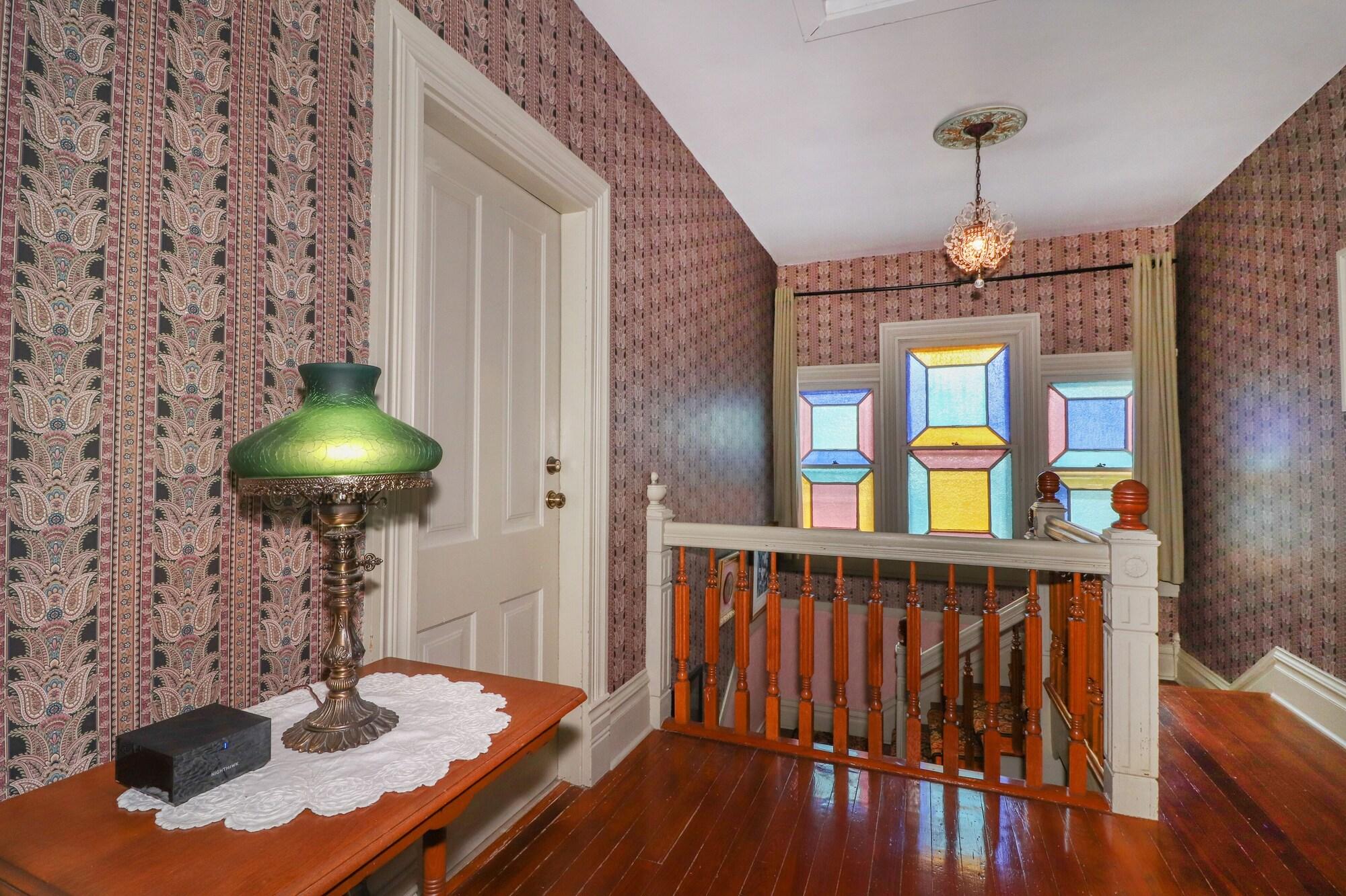 Varios Loganberry Inn