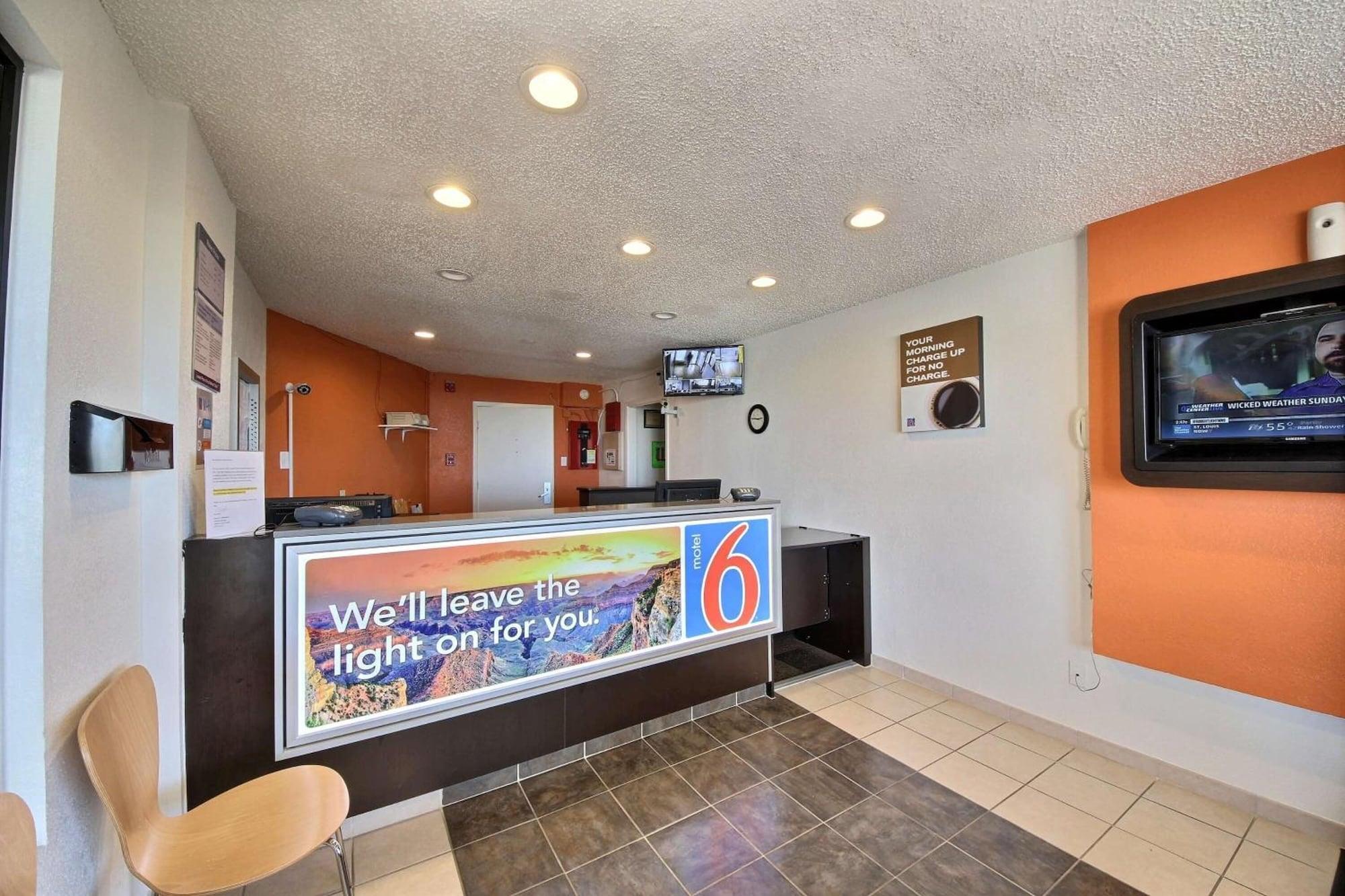 Vista Lobby Motel 6 Laredo, TX - North I-35