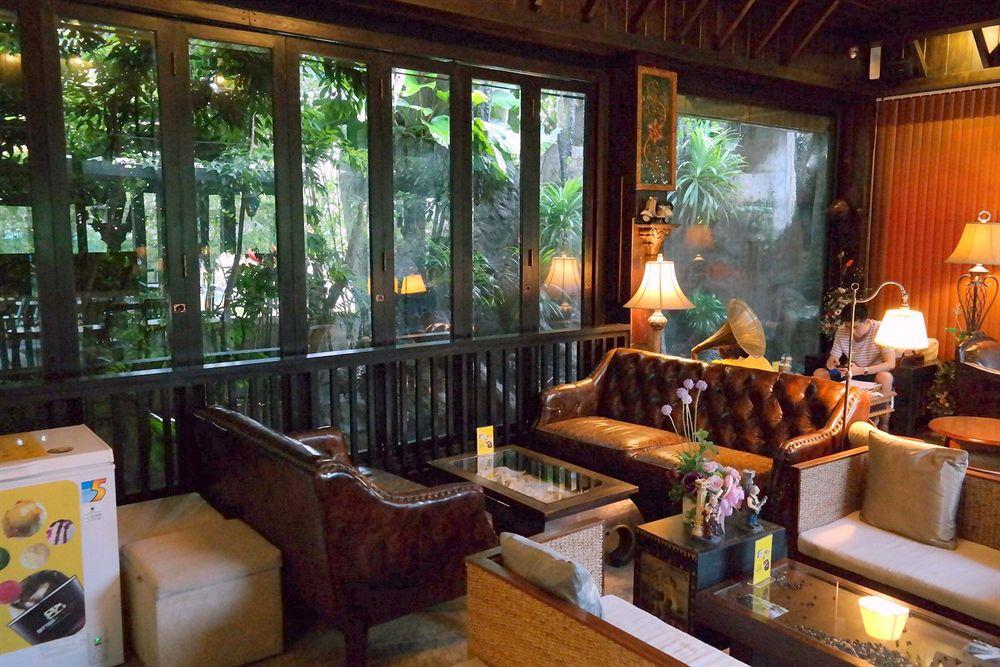 Bar/Salón The Balcony Chiang Mai Village