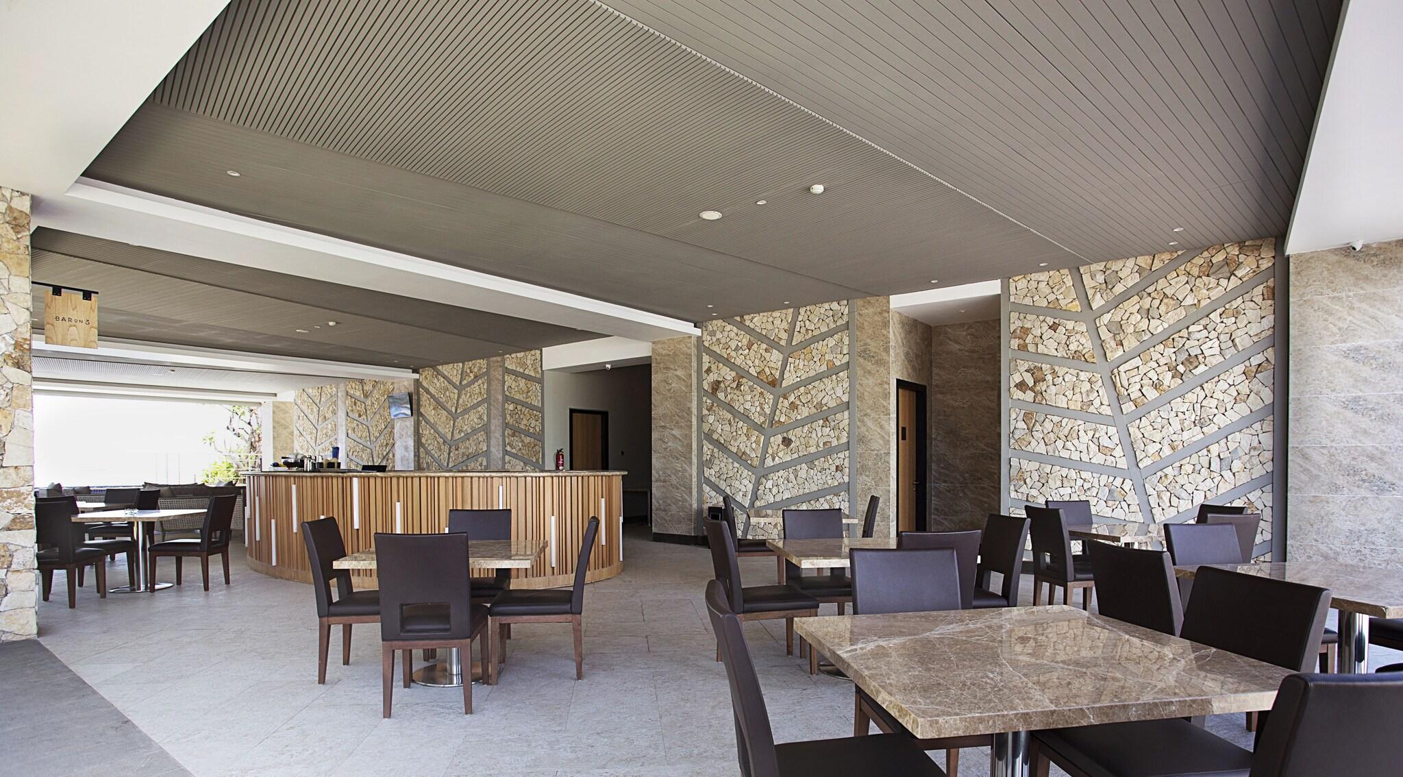 Bar/Salón The Rinra Makassar