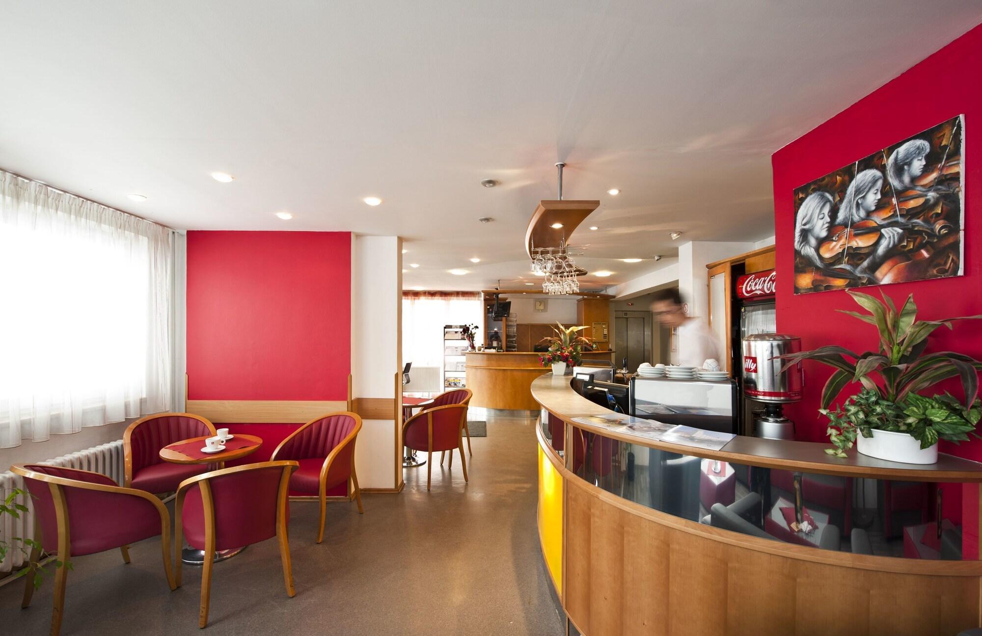 Bar/Salón Hotel Plus