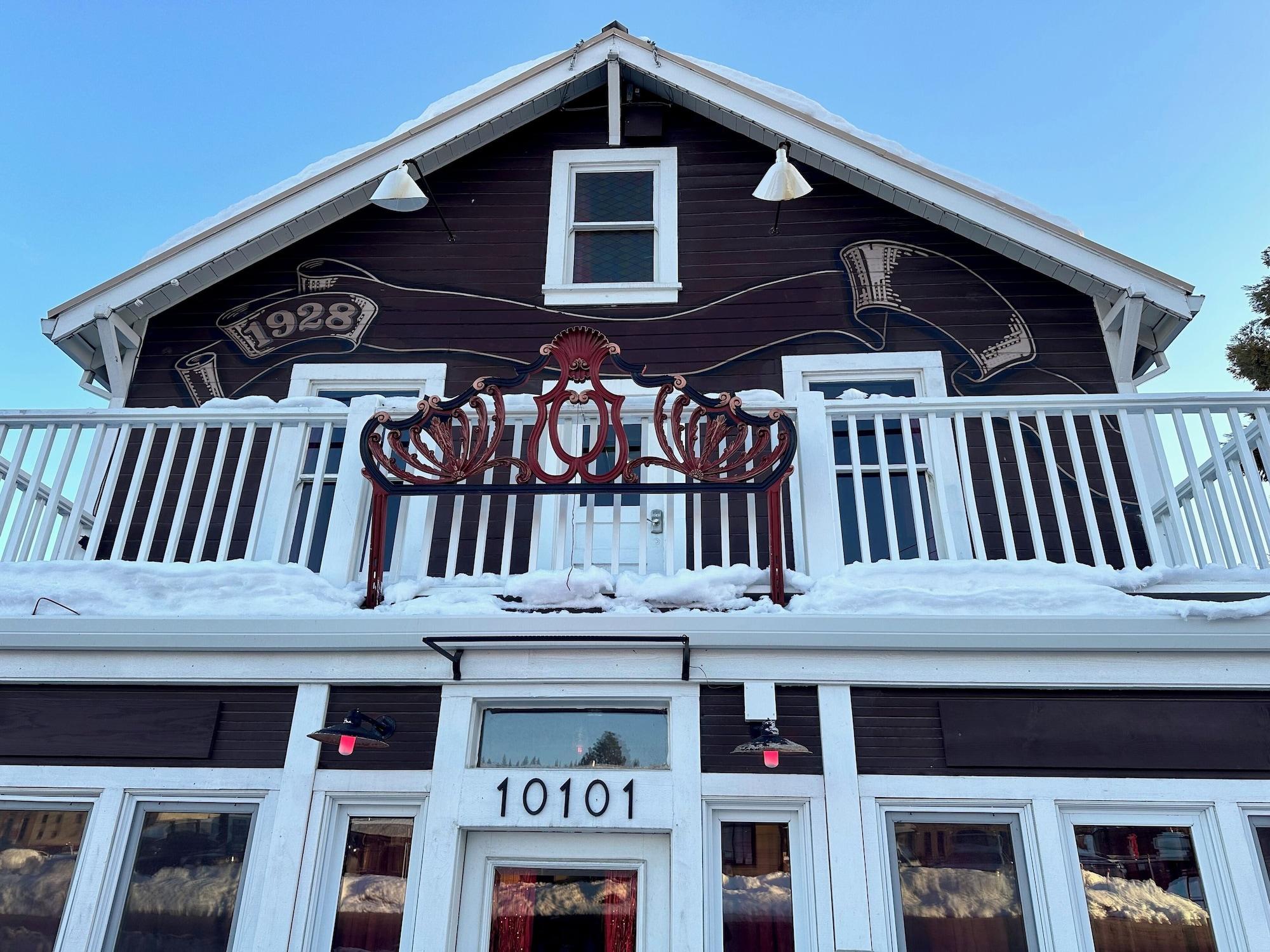 Varios West River House