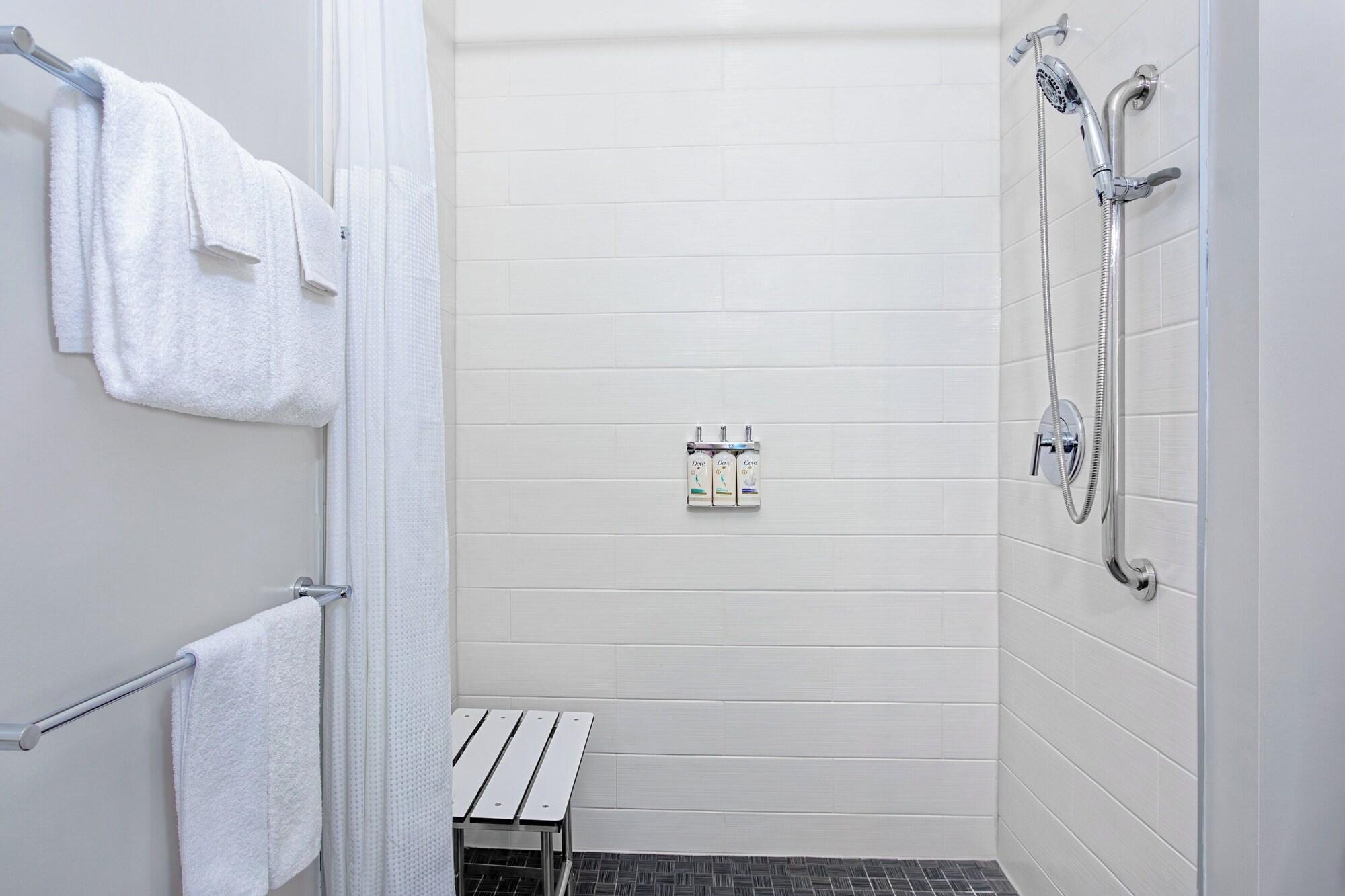 Equipamiento de Habitación Holiday Inn Express and Suites Miramar by IHG