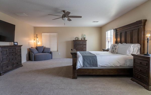 SUPER Clean Vegas area home with EV charger, private heated saltwater pool & spa - Hoteles con jacuzzi en Las Vegas, Nevada