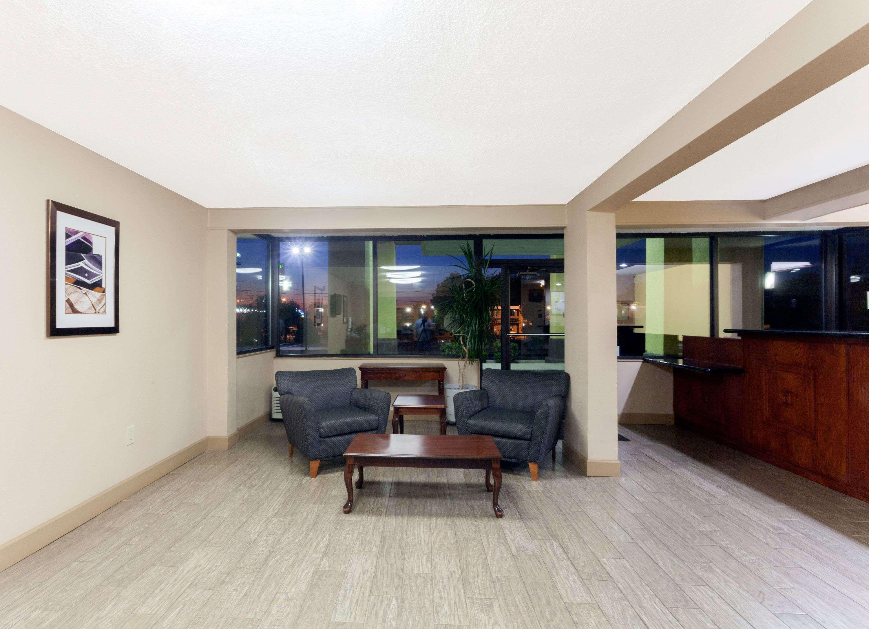 Vista Lobby Super 8 by Wyndham Clarksville Northeast