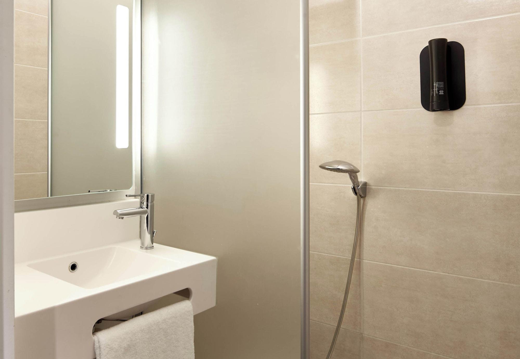 Equipamiento de Habitación B&B HOTEL CERGY Saint-Christophe
