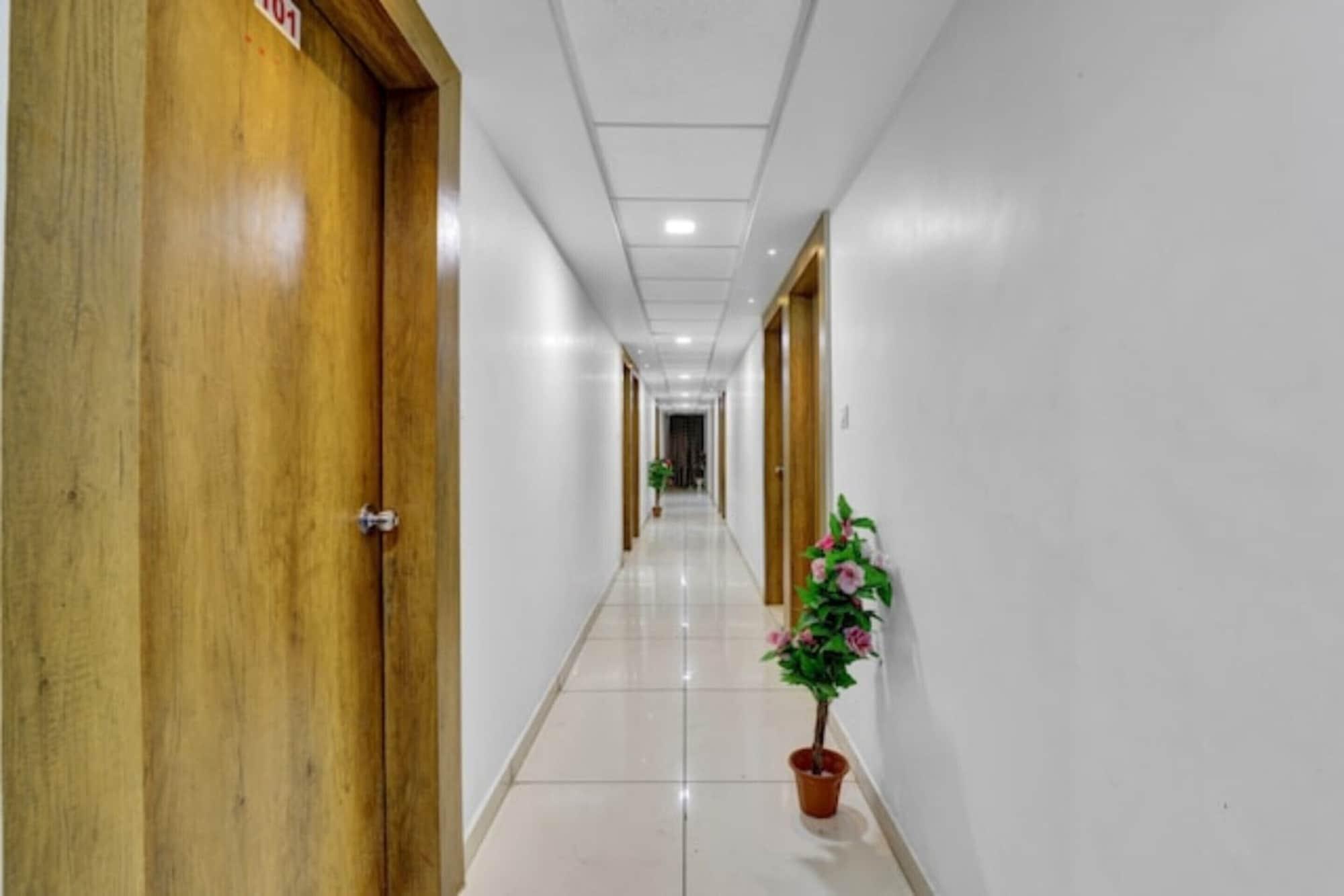 Vista Exterior Goroomgo Arsh Inn Ahmedabad