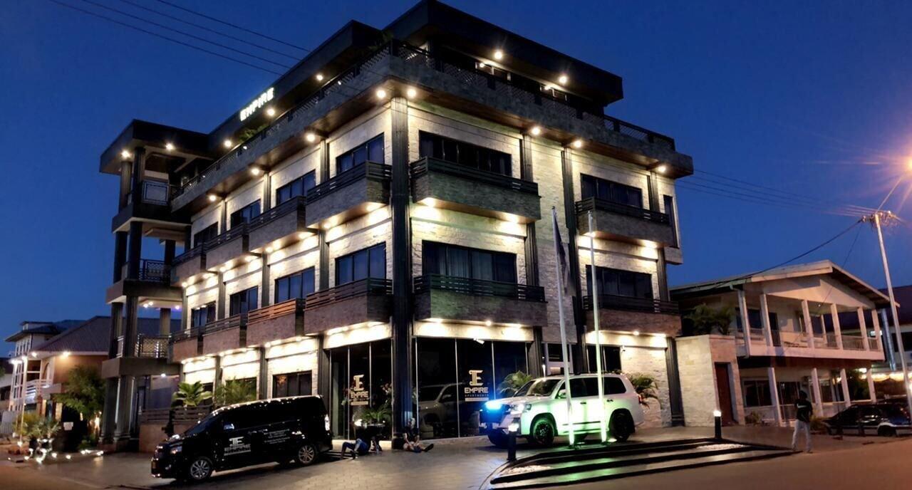 Varios Empire 1 Celinastraat Paramaribo