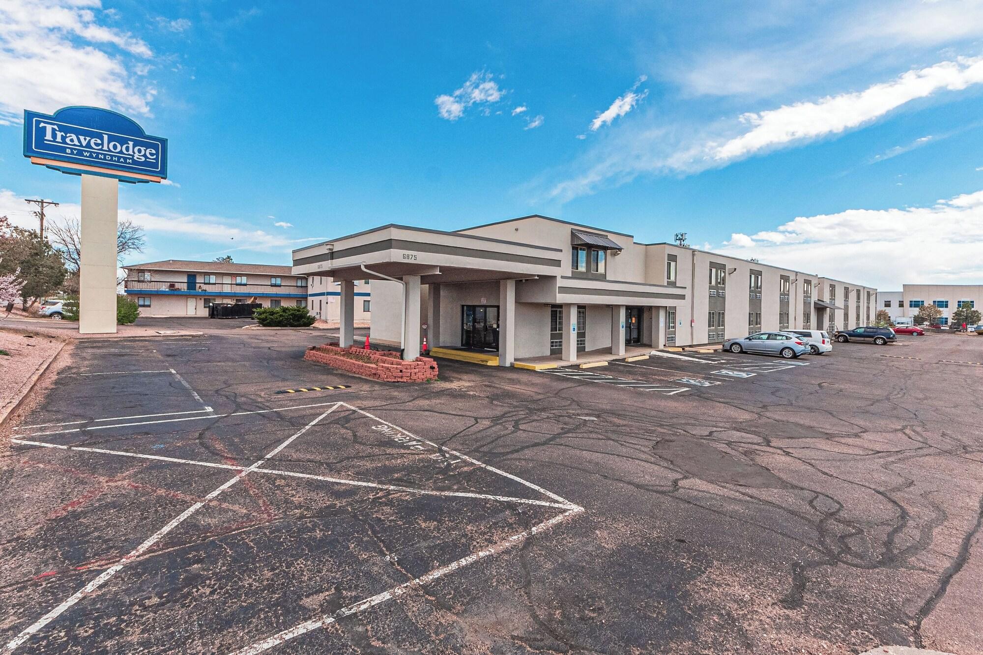 Vista Exterior Travelodge by Wyndham Colorado Springs Airport/Peterson SFB