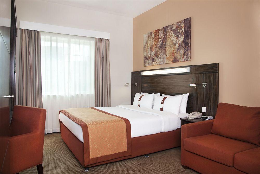Varios Holiday Inn Express Dubai Safa Park