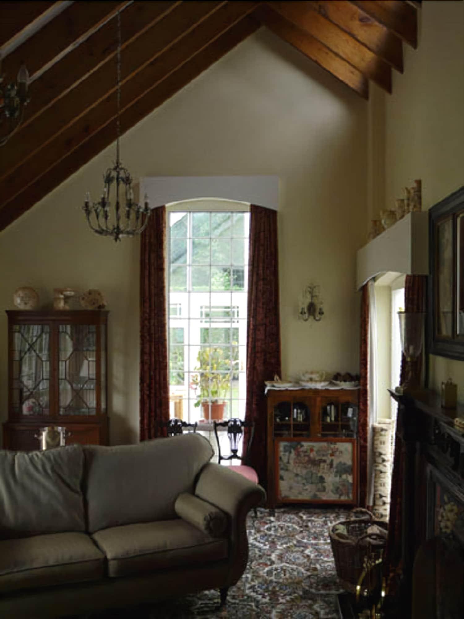 Vista Lobby Pine Lodge Bed & Breakfast
