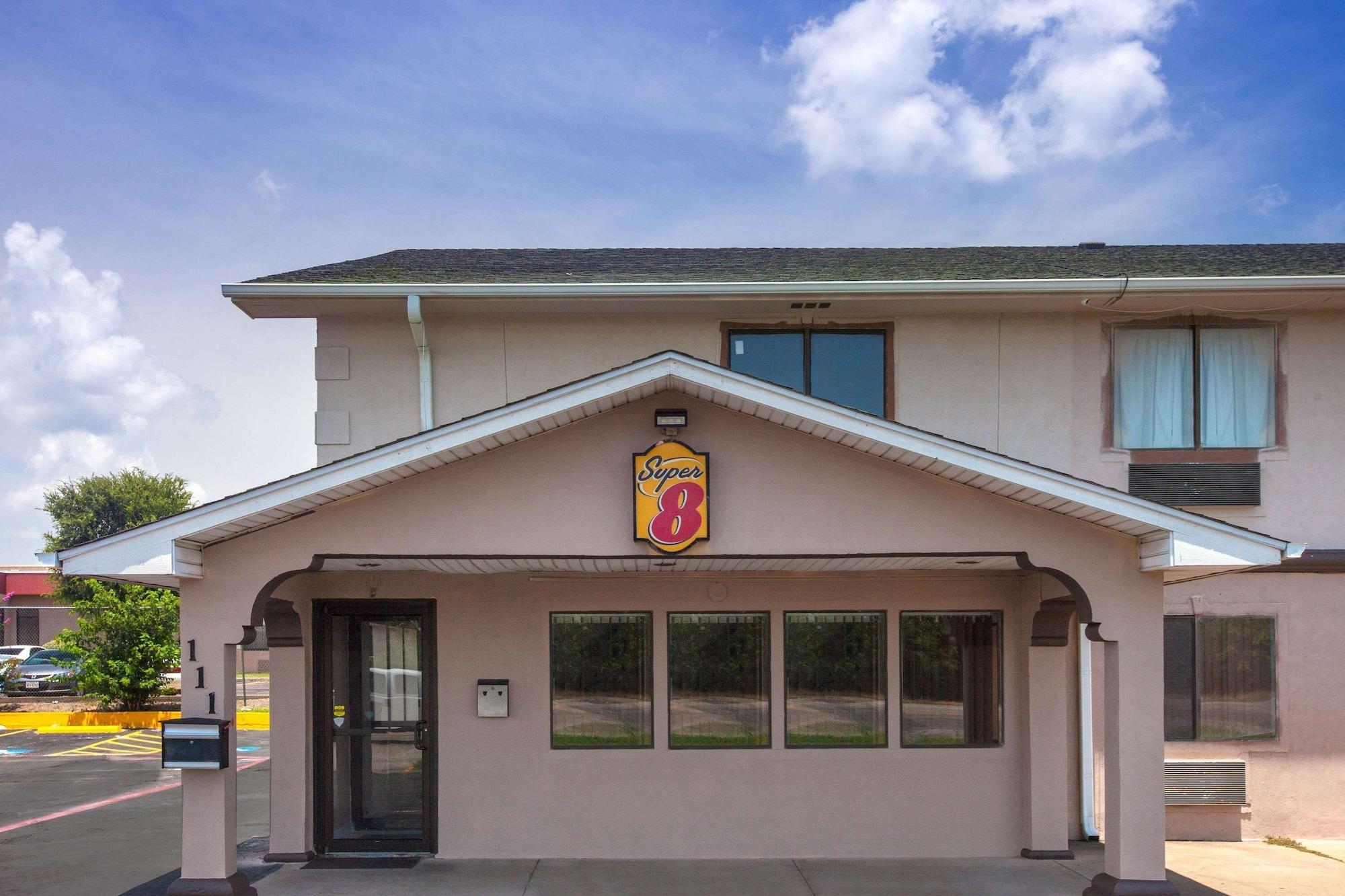 Vista Exterior Super 8 by Wyndham Sherman