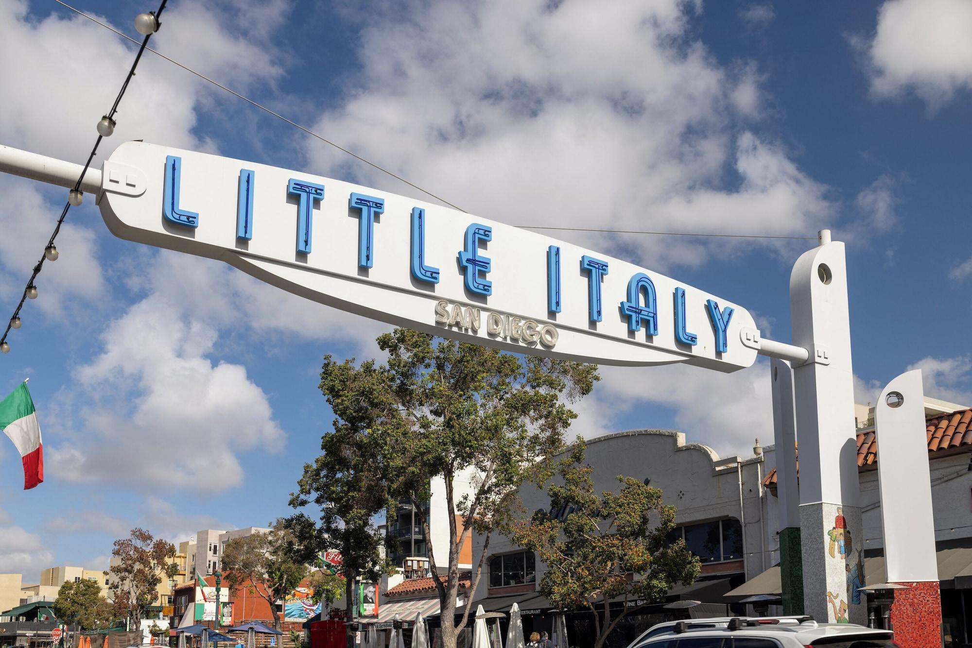 Vista Exterior Kasa Little Italy San Diego