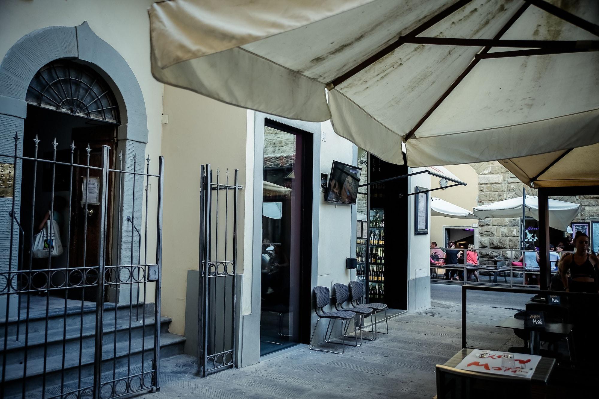 Bar/Salón Benci House