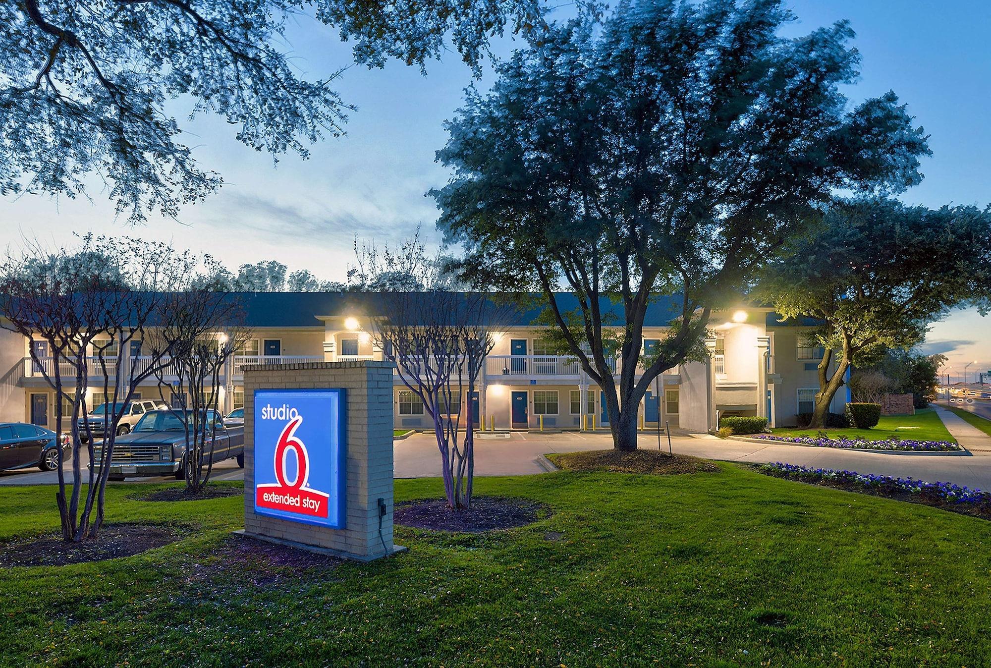 Vista Exterior Studio 6 North Richland Hills, TX - Fort Worth