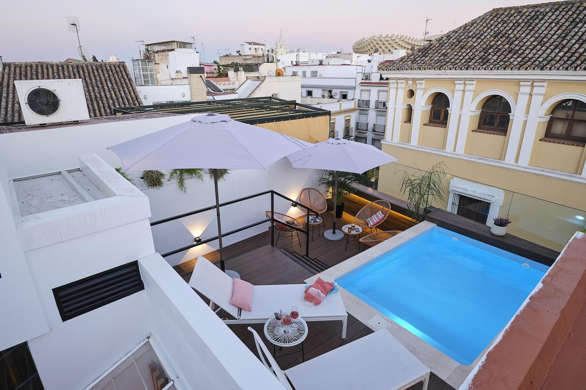 Vista da piscina Sweet Sevilla Suites