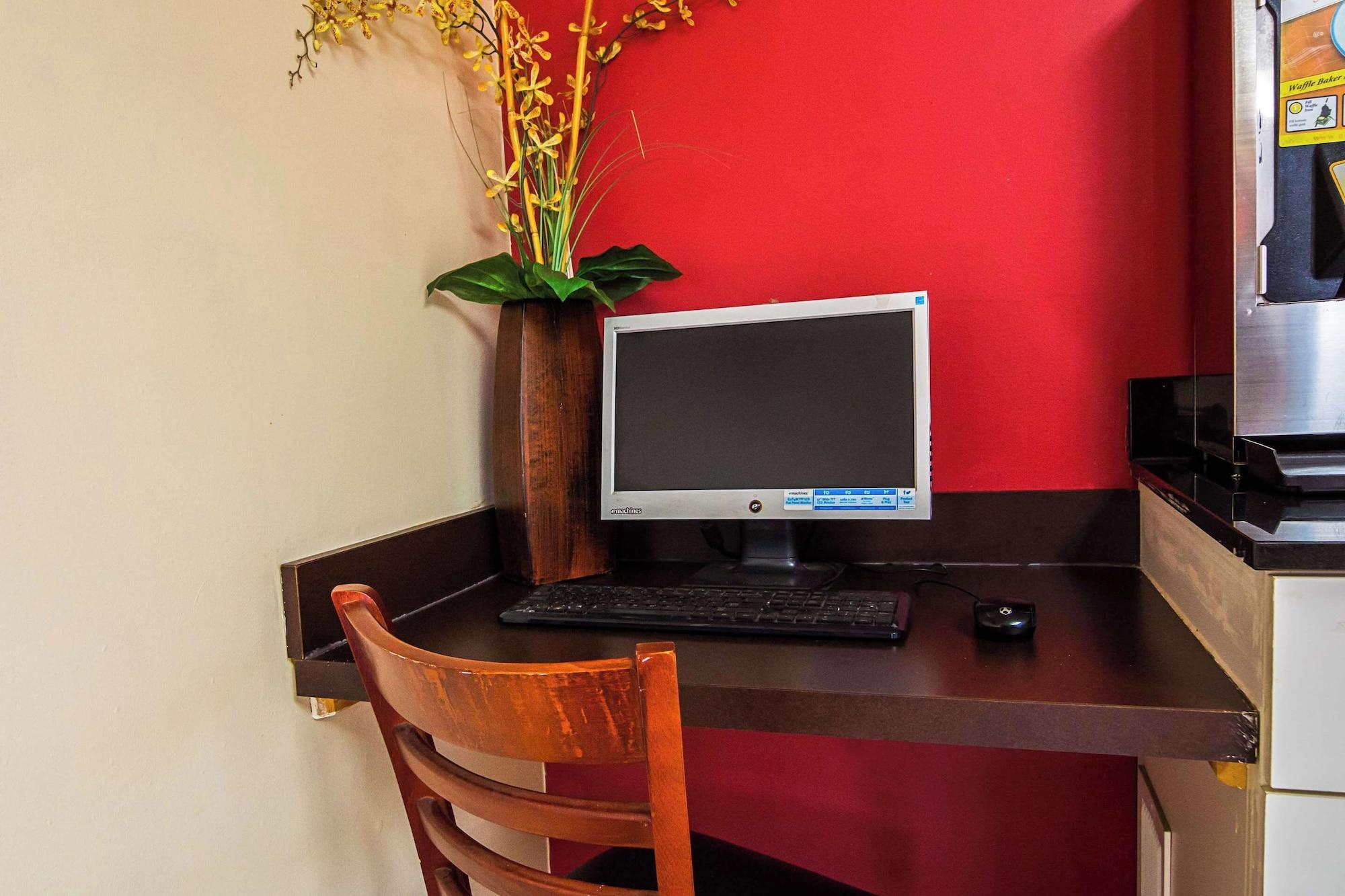 Centro de Negocios Econo Lodge Research Triangle Park