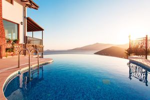 Alquiler Vacacional - Secluded & Luxurious Mediterranean Villa w/ Heated Infinity Pool & Kids' Pool