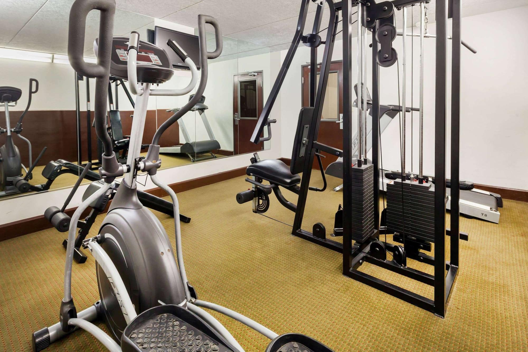 Gimnasio Howard Johnson by Wyndham Arlington Ballpark / Six Flags