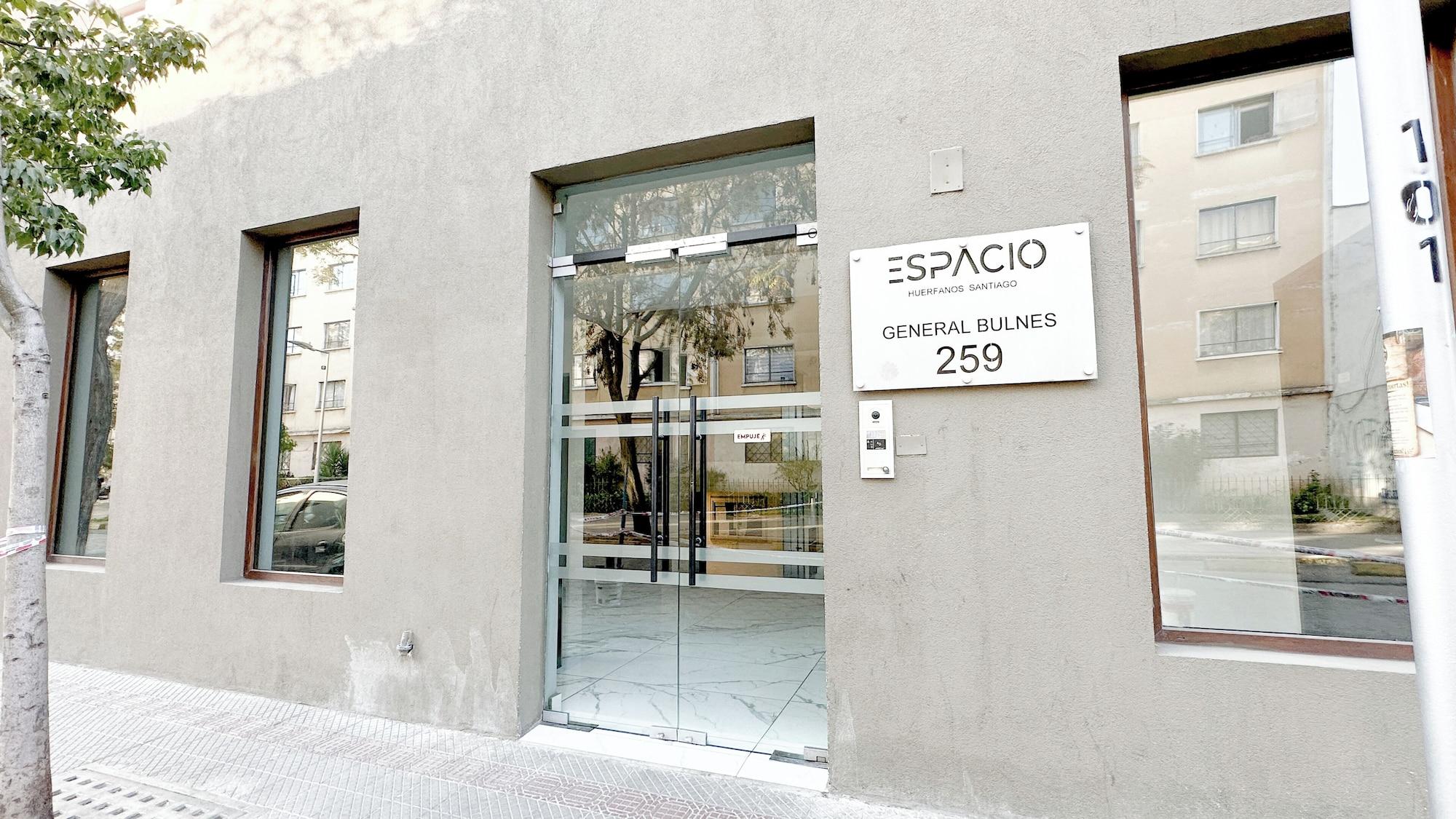 Vista Exterior Depto. moderno con aire acondicionado
