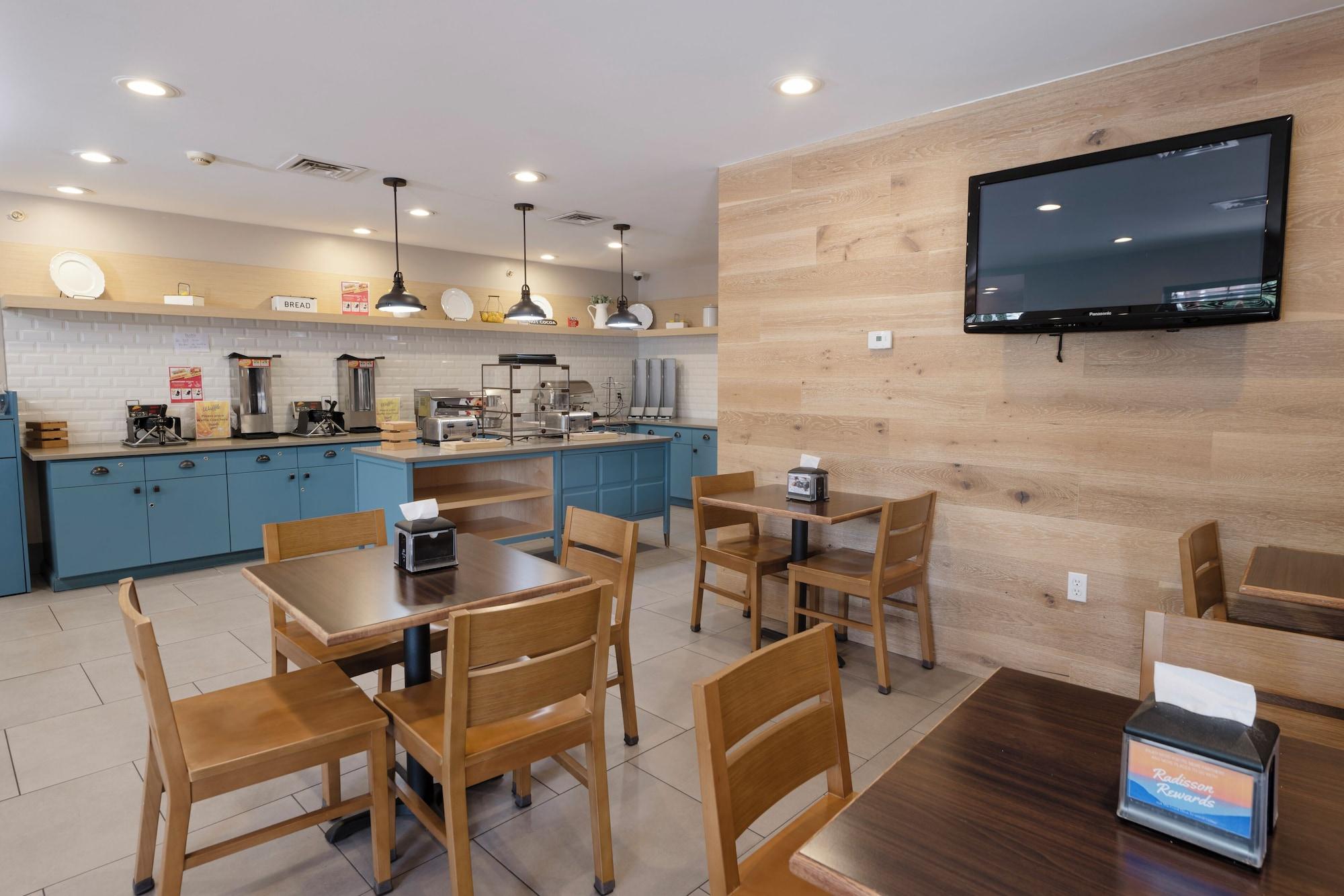 Restaurant Country Inn & Suites by Radisson, Lake George (Queensbury), NY