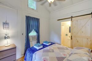 Alquiler Vacacional - Renovated Lakefront House w/ Dock: Pets Welcome!