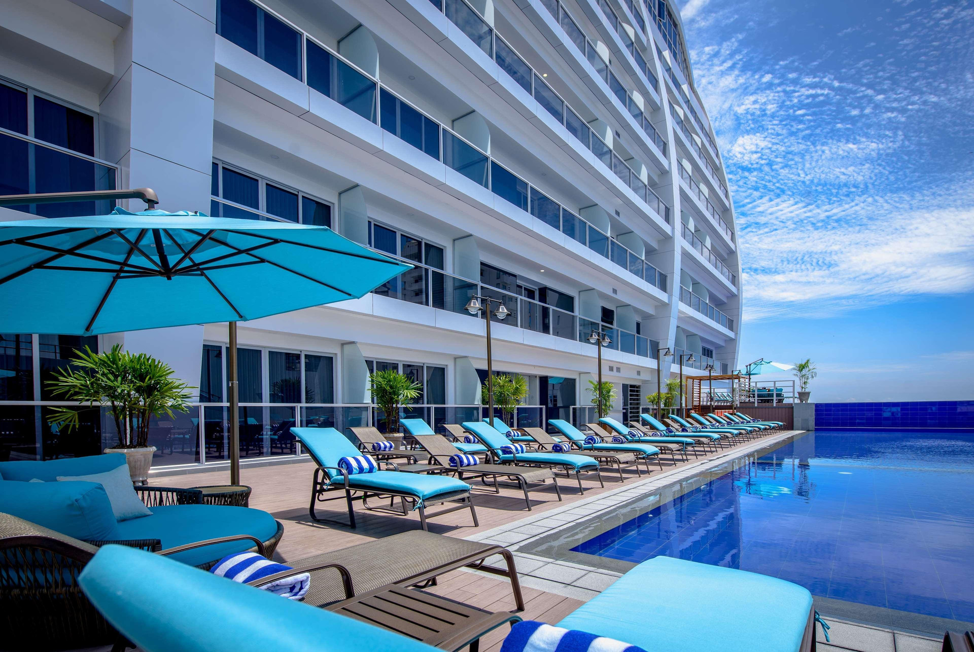 Vista Piscina Wyndham Manta Sail Plaza Hotel And Convention Cent