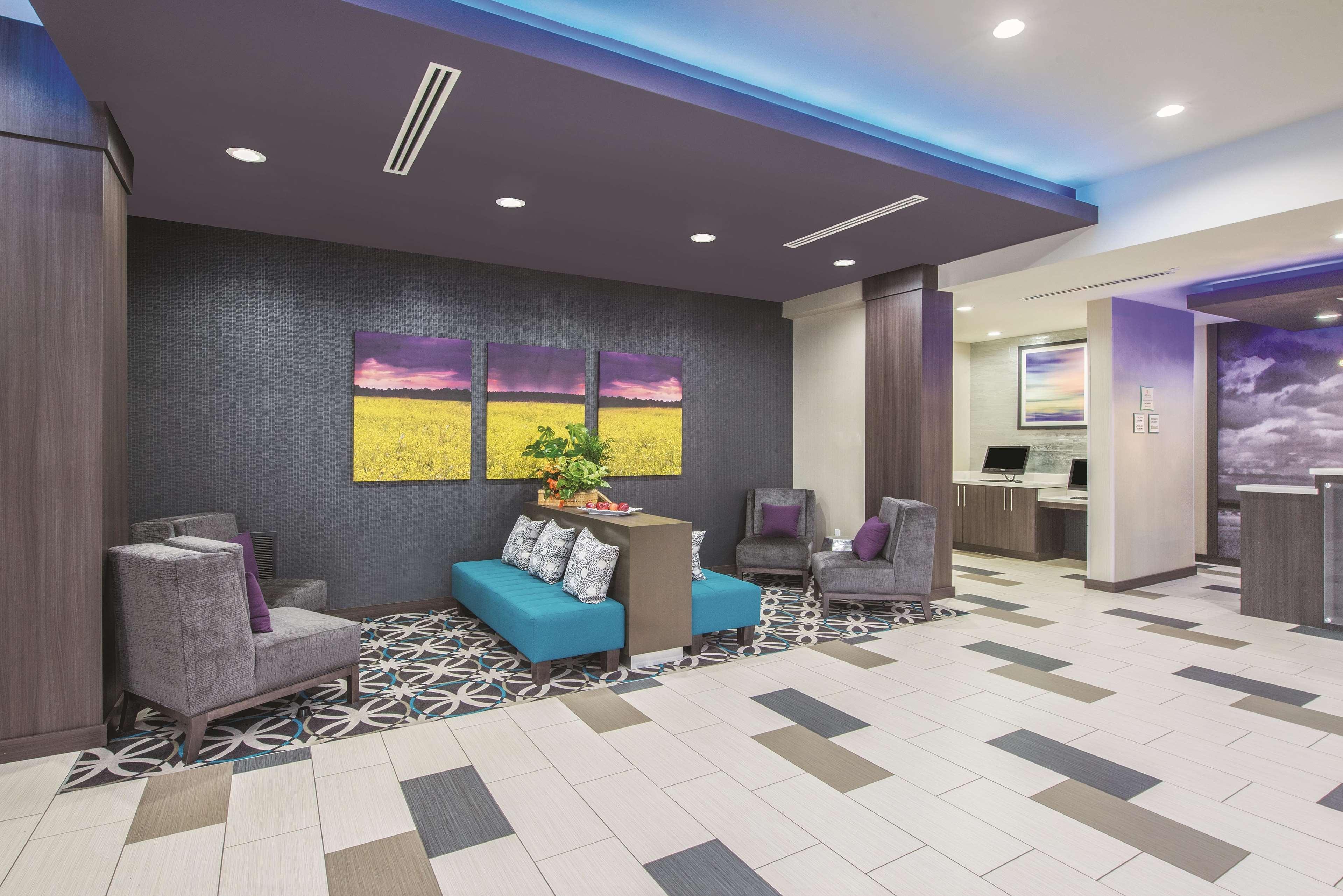 Vista Lobby La Quinta Inn & Suites by Wyndham Enid