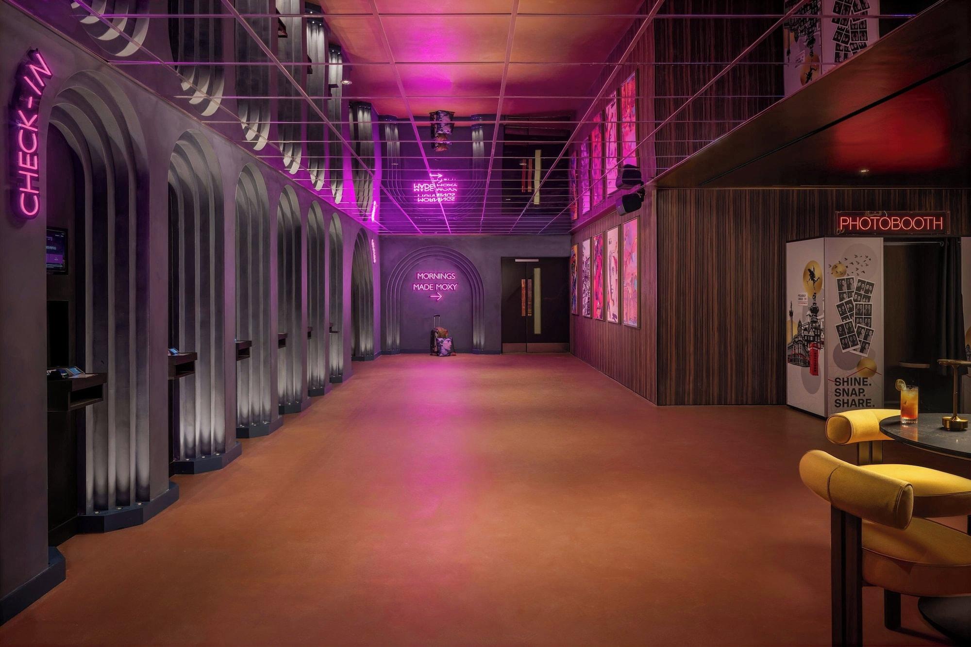 Vista Lobby Moxy London Piccadilly Circus