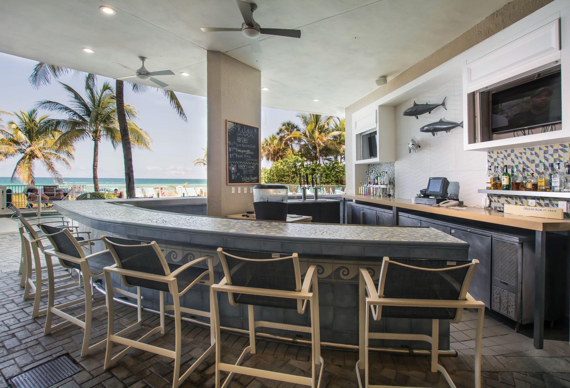 Bar/Salón DoubleTree by Hilton Ocean Pnt Rsrt & Spa North Miami Beach