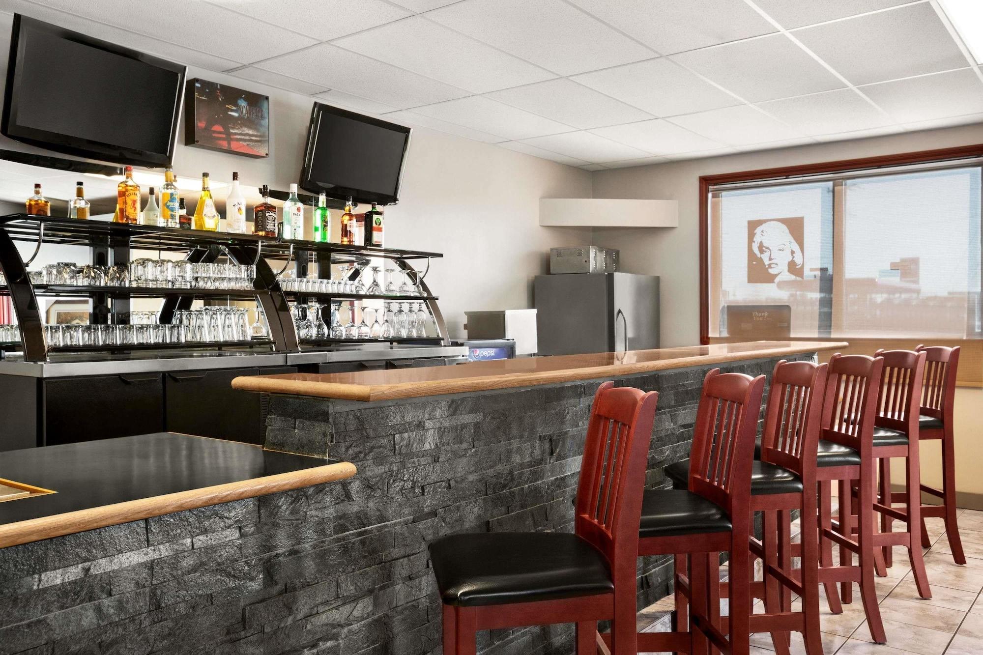 Bar/Salón Days Inn by Wyndham Sylvan Lake