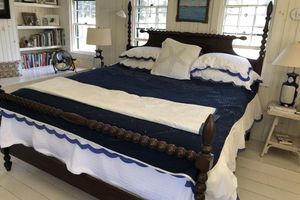 Alojamiento - Classic, on the water stunner! Owner occupied with full amenities!