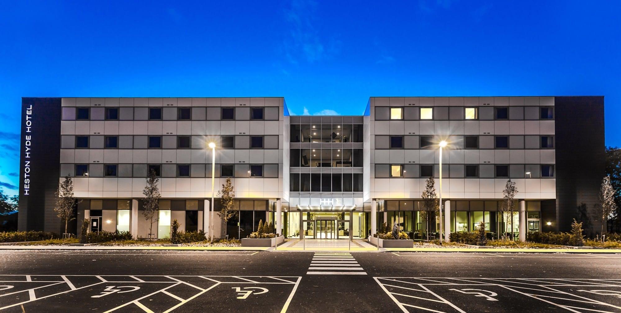 Vista Exterior Heston Hyde Hotel