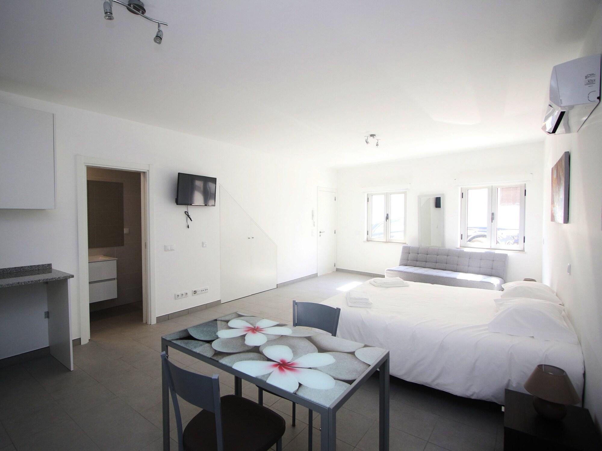 Varios Guest House Lovely Swan