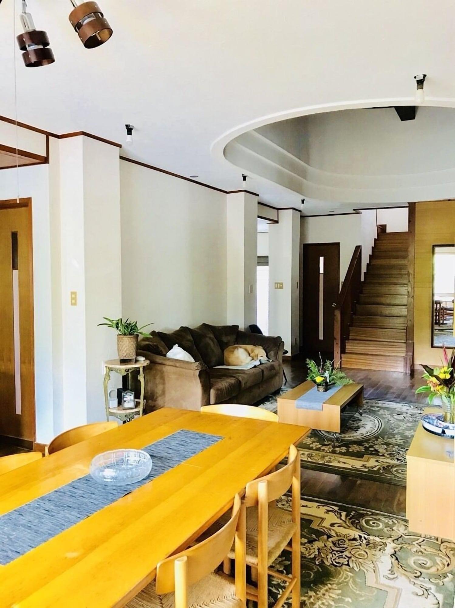 Vista Lobby Tom and Rimi's