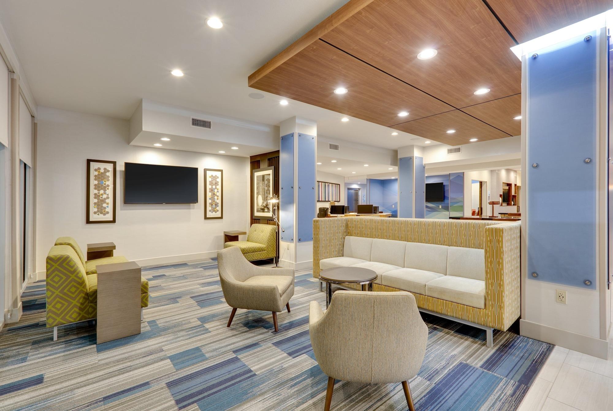 Vista Exterior Holiday Inn Express & Suites Dallas NW - Farmers Branch by IHG