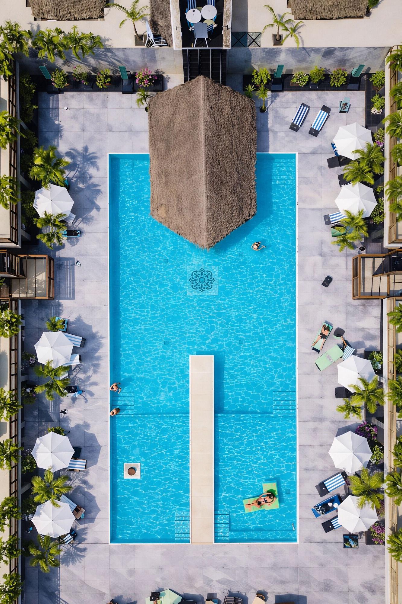 Vista Exterior Aldea Thai Studios Steps to Beach & 5th
