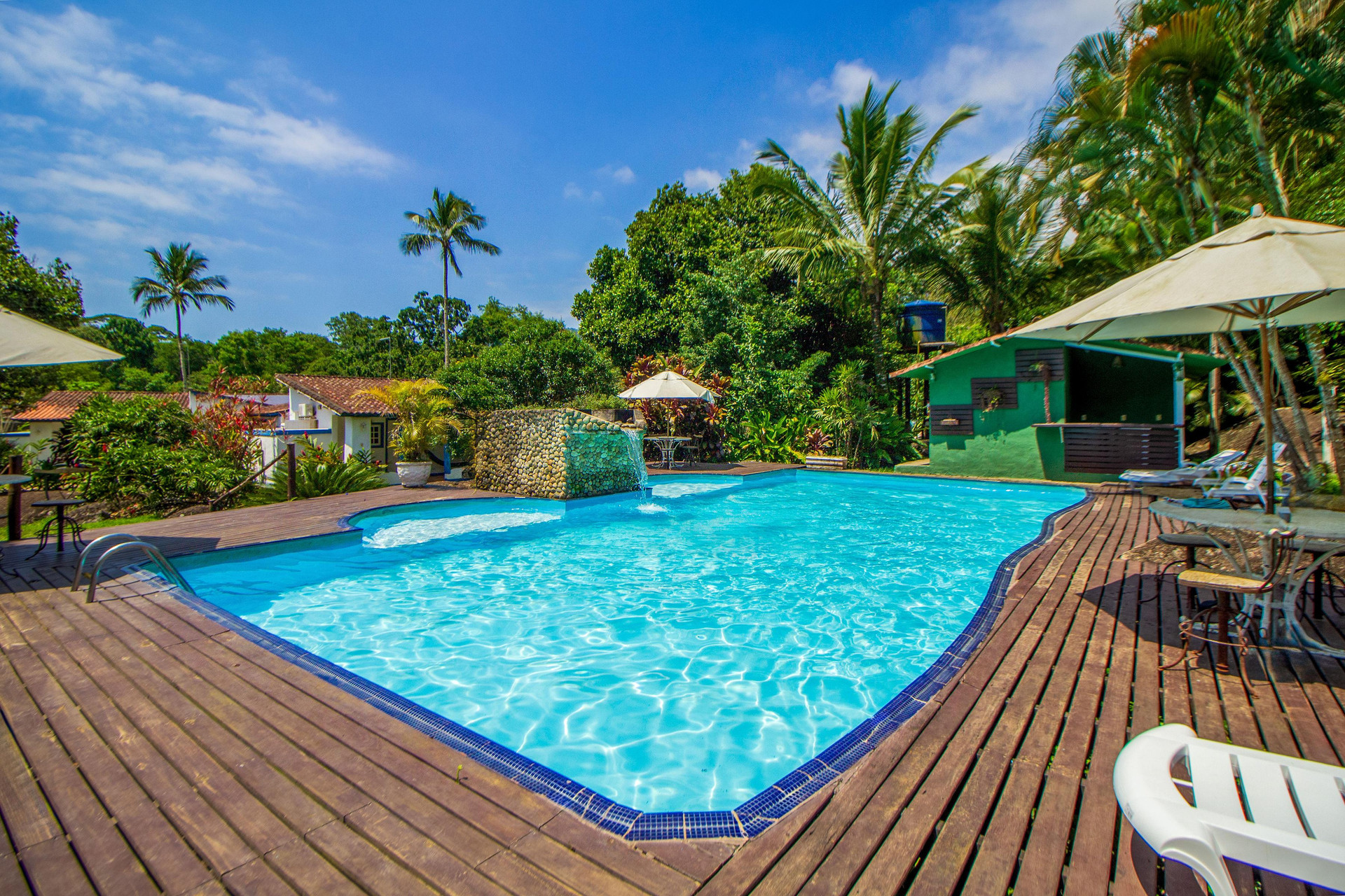 Vista Piscina VELINN Pousada Bromélias