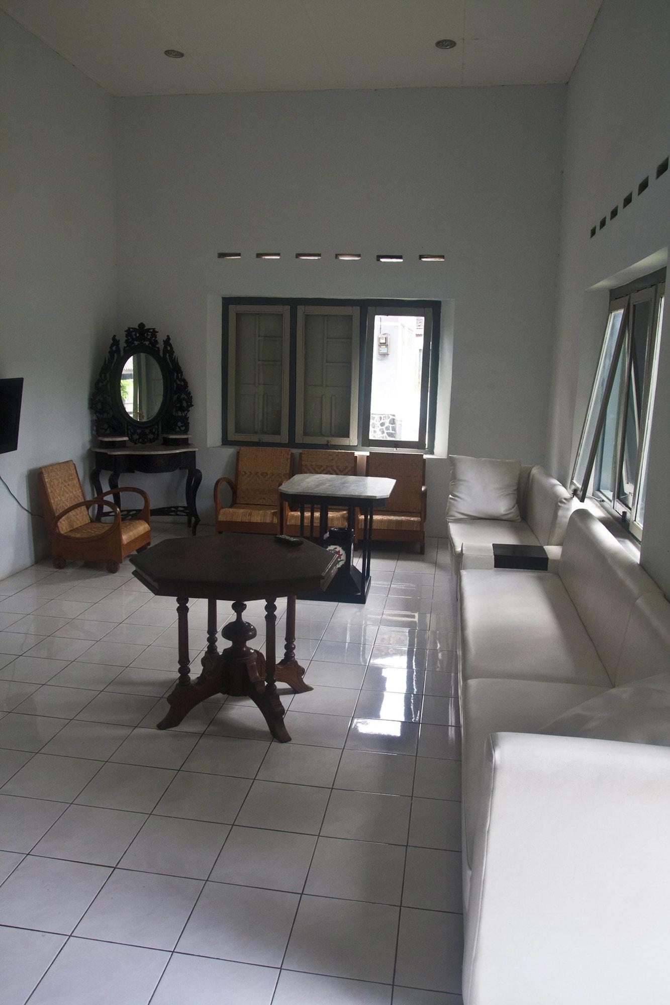 Vista Lobby Ndalem Mantrigawen